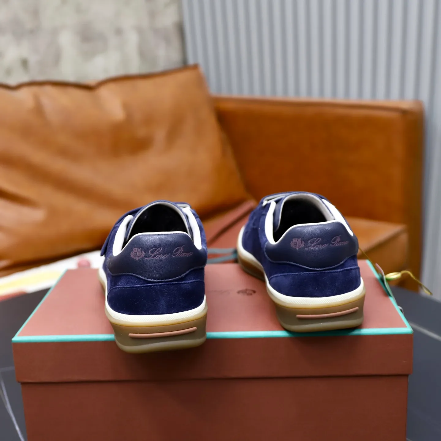 Ex-factory price: 560💰Loro Riana men’s moral training sneakers! Made from high-quality materials and designed in a low-cut silhouette, it offers an elegant and stylish look that's suitable for year-round wear. The unique double-layer sole aesthetic design, caramel cup-shaped outsole is decorated with off-white rubber trim, creating an attractive color combination. Pair with tailored pieces or jeans for a sophisticated yet casual look. The heel is decorated with soft cow leather tongue with Kummel color inserts and cotton laces with embossed LP logo. Upper: cow split suede stitching knitted fabric. Lining: original thickened soft sheepskin. Size: 38-39-40-41-42-43-44 (customized in 45.46)